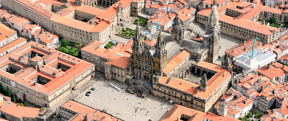 Luchtfoto van het Plaza de Obradoiro-plein en de kathedraal van Santiago de Compostela in A Coruña, Galicië