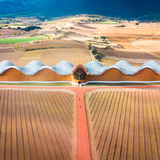 Uitzicht op de wijnmakerij Ysios de La Guardia in Alava, Baskenland