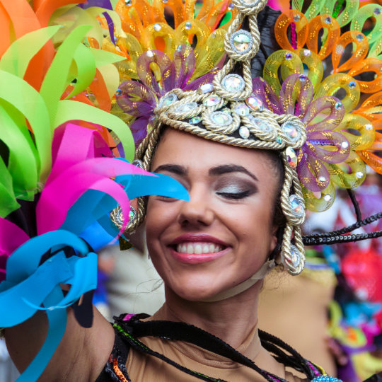 Meisje danst op het carnaval van Las Palmas de Gran Canaria in Las Palmas, Canarische Eilanden