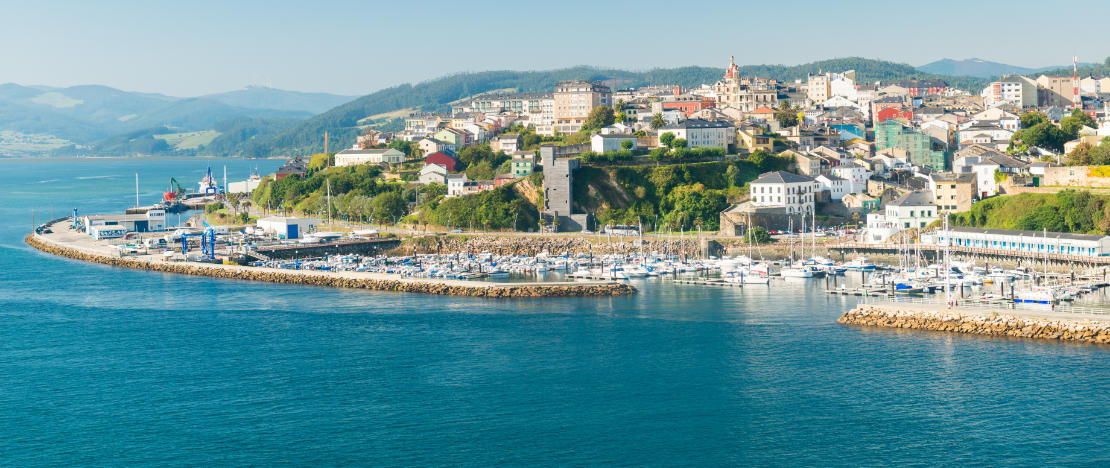 Uitzicht op de haven en de stad Ribadeo, Galicië