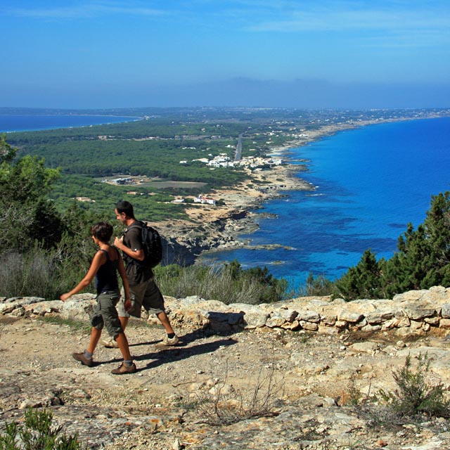 Paar wandelen over de groene wegen van Formentera