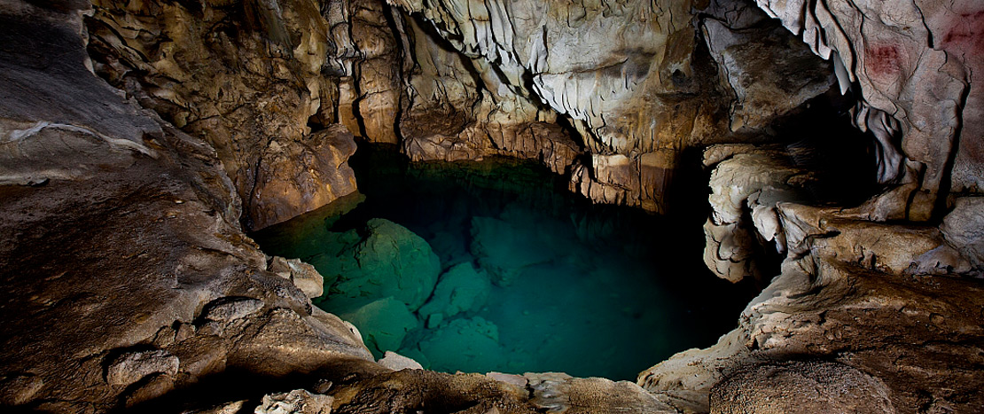Kunstmatig meer in de Chufín-grot in Riclones, Cantabrië