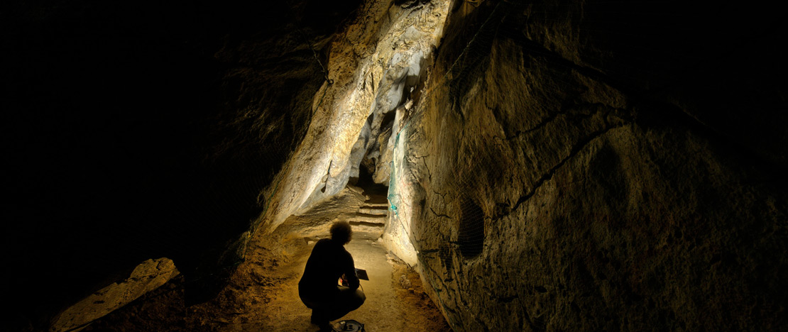 Uitzicht op een galerij in de Covalanas-grot in Ramales de la Victoria, Cantabrië