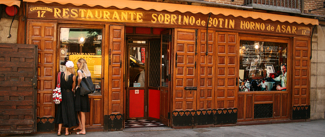 Toeristen in het restaurant Sobrino de Botín in Madrid, regio Madrid